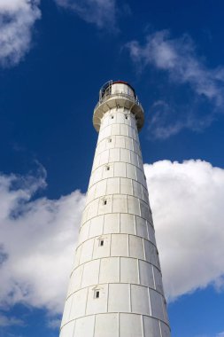 Gökyüzü arka plan üzerinde eski deniz feneri