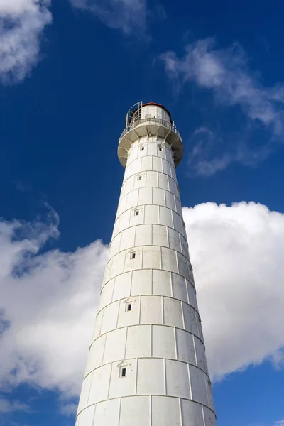 Старый маяк на фоне неба — стоковое фото