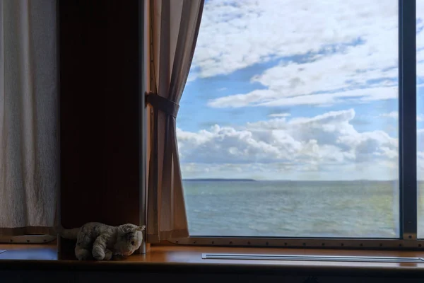 Janela com uma cortina em um ferry — Fotografia de Stock