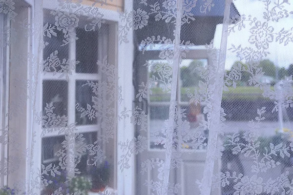 Tulle na janela de uma casa de verão — Fotografia de Stock