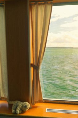 Bir feribot bir perde ile pencere