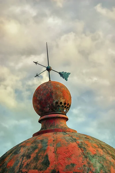 Barco com setas na cúpula do farol — Fotografia de Stock