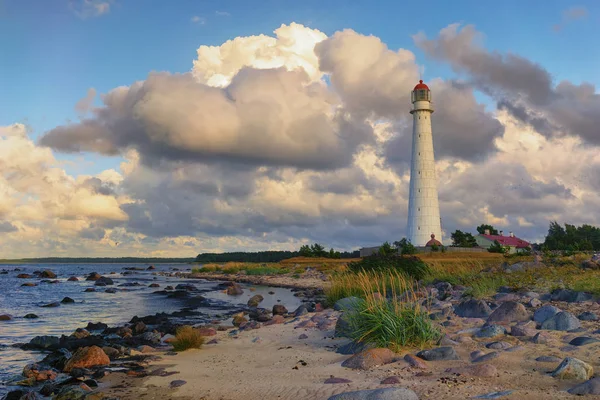 Древний маяк в дюнах Балтийского моря — стоковое фото