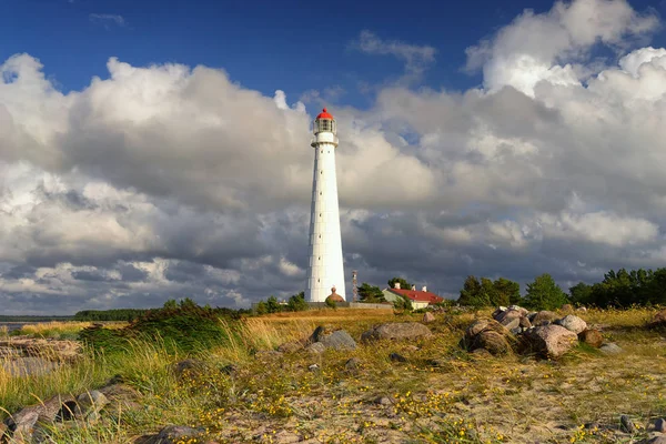 古老的灯塔，在波罗的海的沙丘 — 图库照片