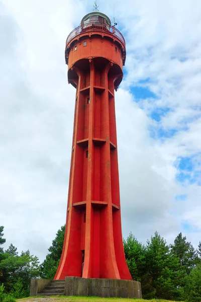 Rødt fyrtårn mot himmelen – stockfoto