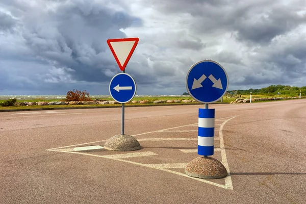 Verkehrszeichen auf der Autobahn im Sturm lizenzfreie Stockfotos