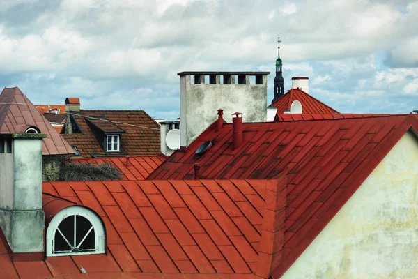 Die dächer und türme des alten tallinn — Stockfoto