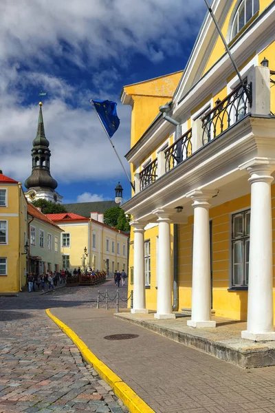 Eski Tallinn sokaklarında bir yaz gününde