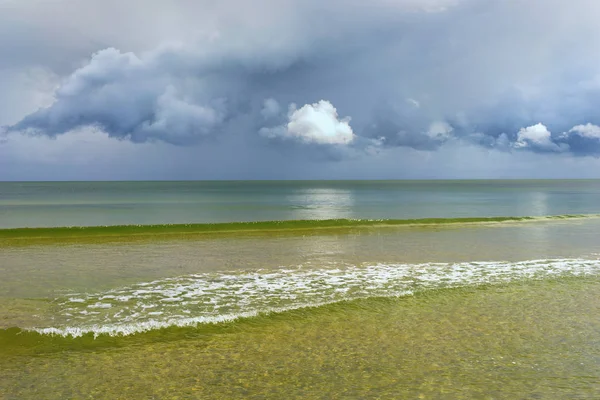 L'horizon de la Baltique aux nuages — Photo