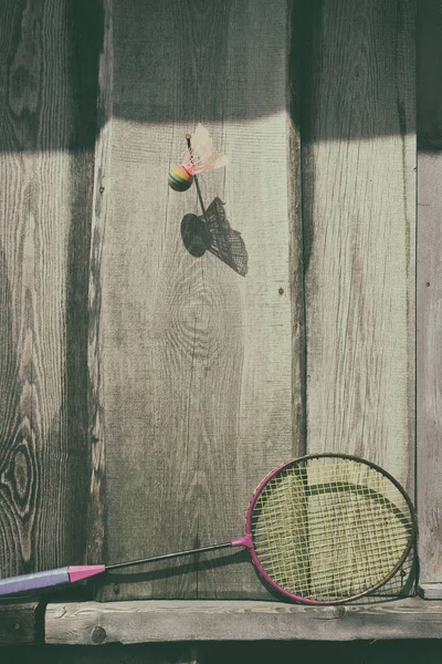 Stary piłkę i rakiety badmintona — Zdjęcie stockowe
