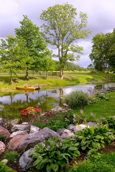 Hausgarten an einem Sommertag lizenzfreie Stockfotos