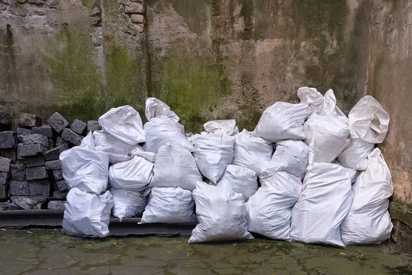 Bolsas blancas cerca de la pared Imagen de stock