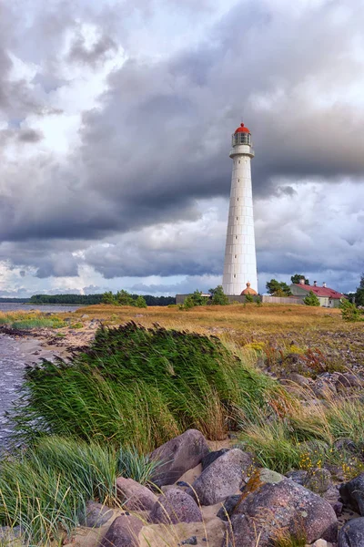 Lighthouse on the Baltic with rowan — Stock Photo, Image