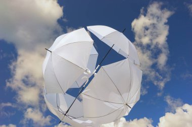 Mavi gökyüzünde beyaz şemsiye