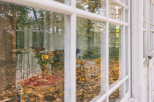 秋の夏の家のベランダ — ストック写真