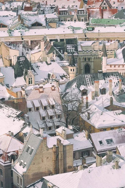 I tetti della città vecchia di Riga in inverno — Foto Stock