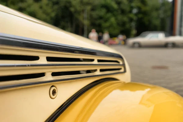 Carro amarelo vintage — Fotografia de Stock