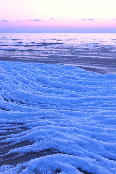Nieve en el mar al atardecer — Foto de Stock