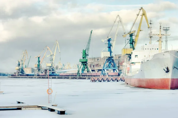 Port de fret sur une rivière gelée — Photo