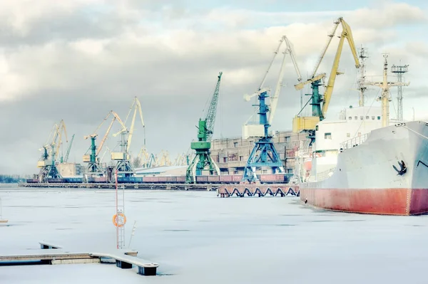 凍った川に貨物港 ロイヤリティフリーのストック画像