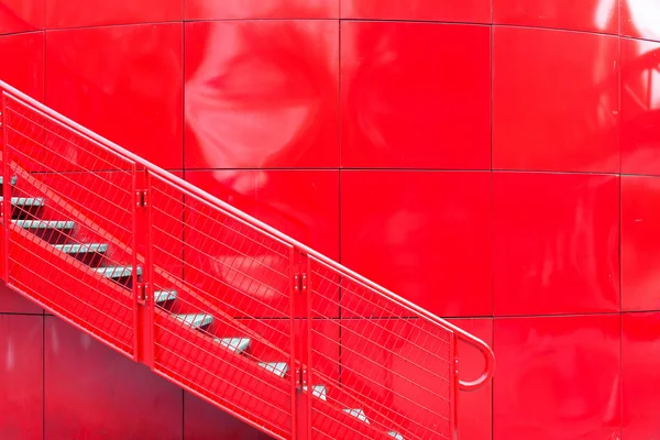De trap op de rode muur — Stockfoto