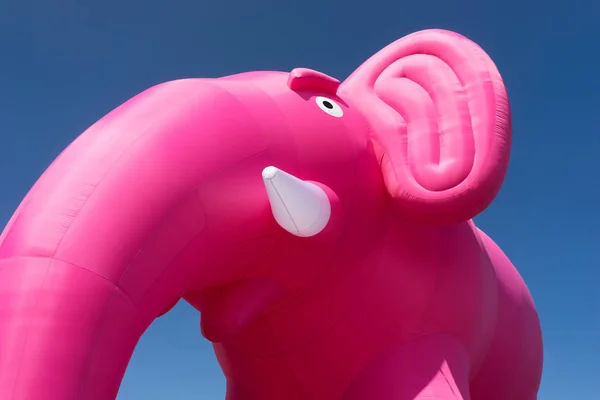Elefante rosa gonfiabile su uno sfondo di cielo blu — Foto Stock