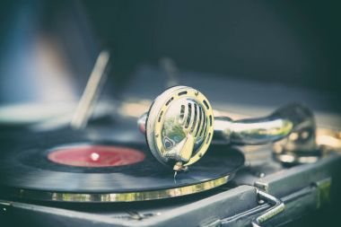 Bir plaka ile antika gramofon