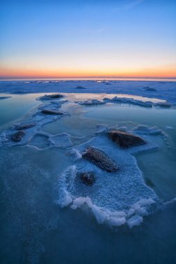 Buz Denizi'nde taşlar