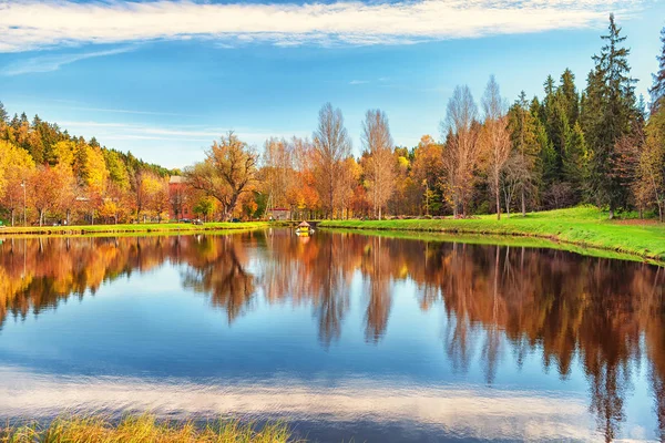 Autumn on the lake with reflection — Stock Photo, Image