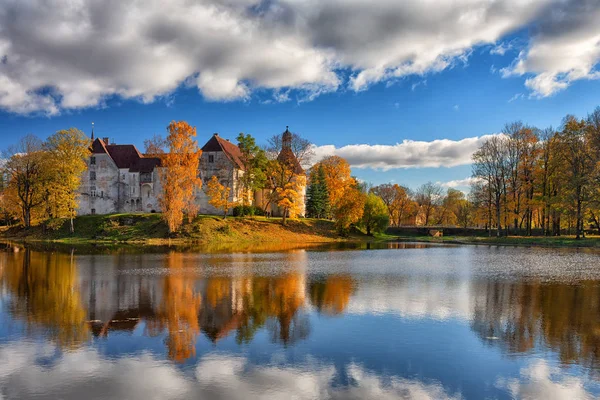 Ősi kastély a tó partján, az őszi Stock Kép