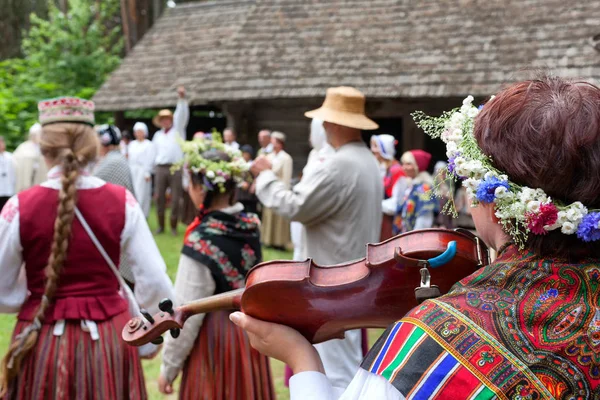 Menschen im Urlaub in Lettland Stockbild