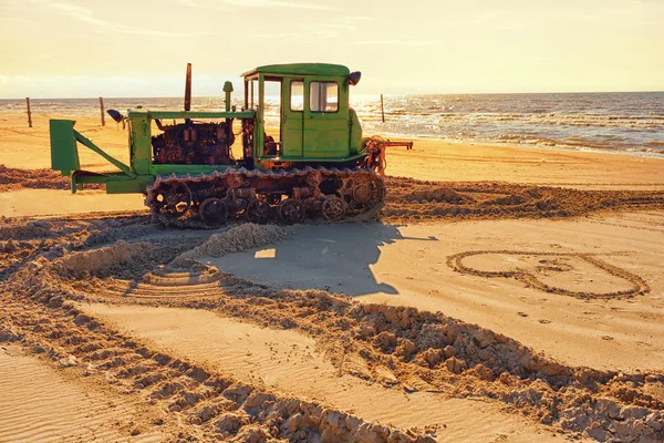 Traktor am Sandstrand — Stockfoto