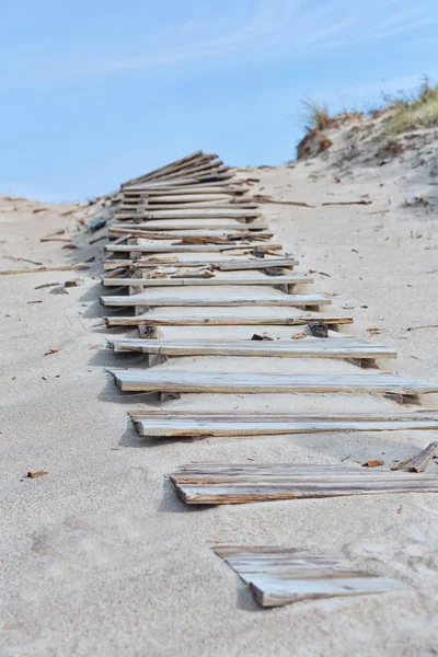 Drewnianych schodkach na piasku — Zdjęcie stockowe