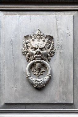 Kapıdaki bir halka ile antik Rölyef