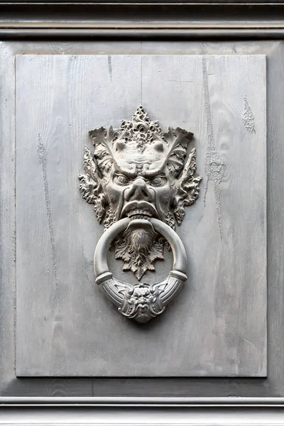 Kapıdaki bir halka ile antik Rölyef