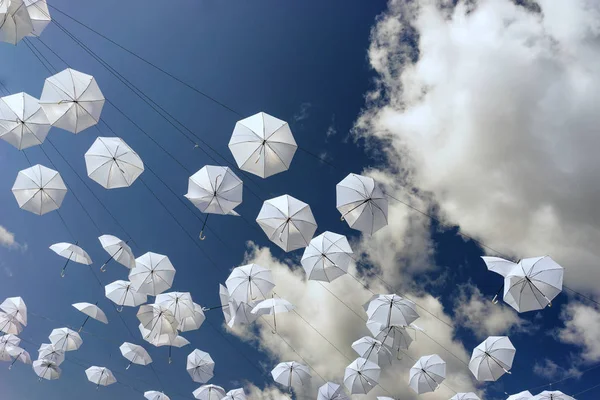 Guarda-chuvas brancos no fundo do céu azul — Fotografia de Stock