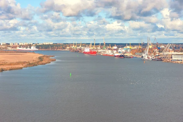 Der Hafen am Fluss Daugava in Riga — Stockfoto