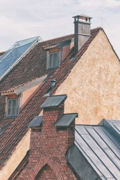 Techo de baldosas de la vieja Riga — Foto de Stock