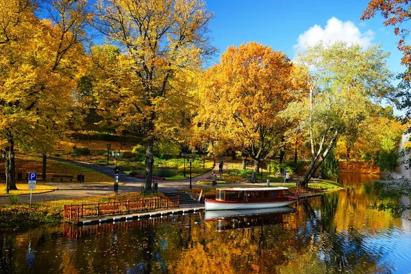 Herfst in het park van de stad van Riga — Stockfoto