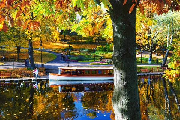 Autumn in the city park of Riga — Stock Photo, Image