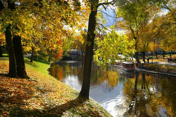 Podzim v city parku Riga — Stock fotografie