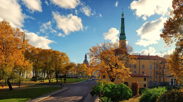 Προεδρικό Μέγαρο στη Ρίγα το φθινόπωρο — Φωτογραφία Αρχείου