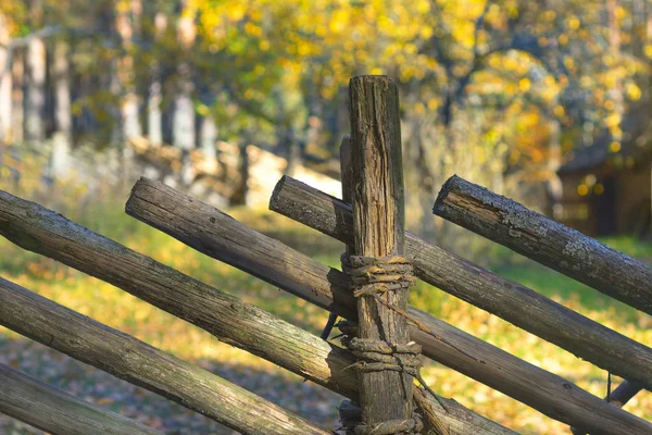 Holzzaun im Herbstwald — Stockfoto