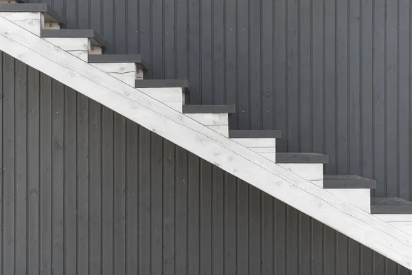 एक लकड़ी चित्रित दीवार पर सीढ़ी — स्टॉक फ़ोटो, इमेज