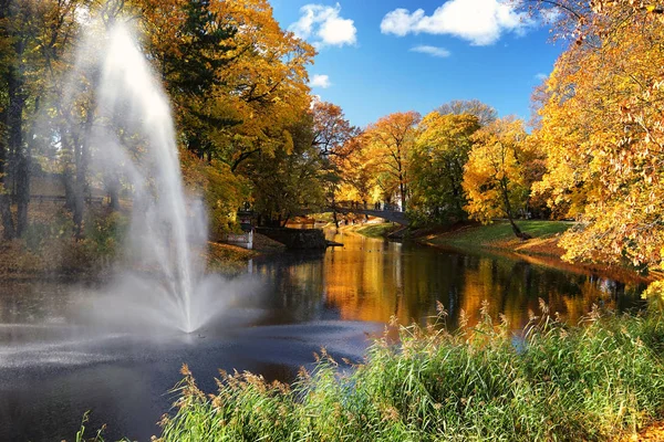 Park op de heuvel Bastion in Riga in het najaar — Stockfoto