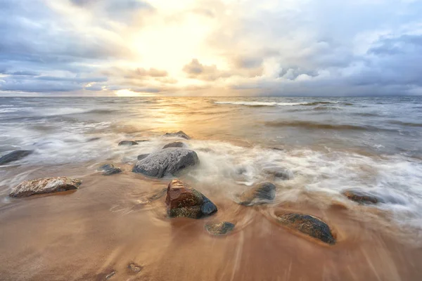 Восени захід сонця у Балтійському морі — стокове фото