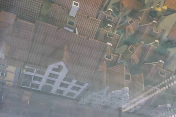 Toy houses in the reflection of the shop window — Stock Photo, Image