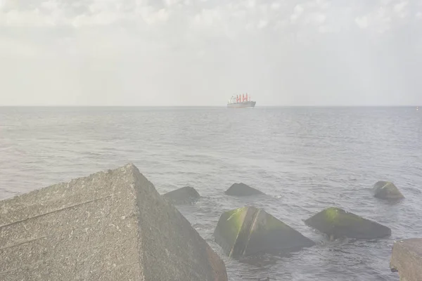 Das Schiff fährt entlang der Horizontlinie — Stockfoto