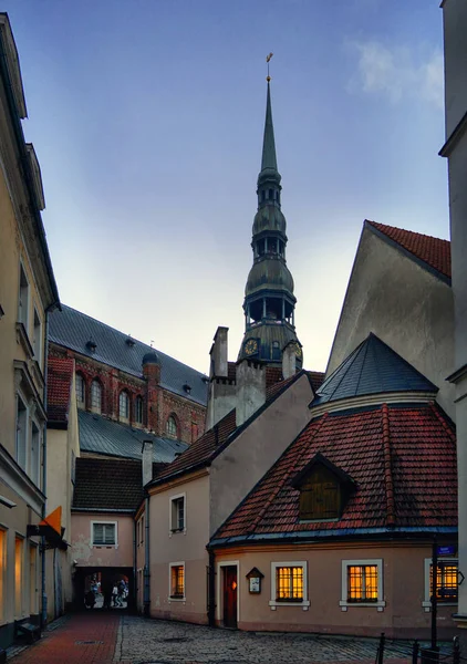 Yard of the Old City with Peters Cathedral in Riga — Stock Photo, Image