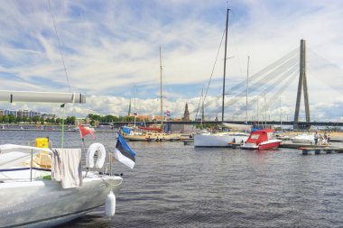 Riga'da yaz ayında yelkenli